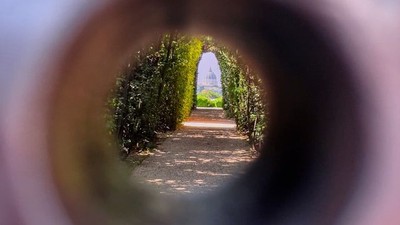 Durch ein Rohr gesehen, ein gewundener Gartenweg