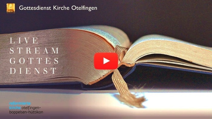 Offene Bibel auf Tisch mit Live-Stream-Ankündigung