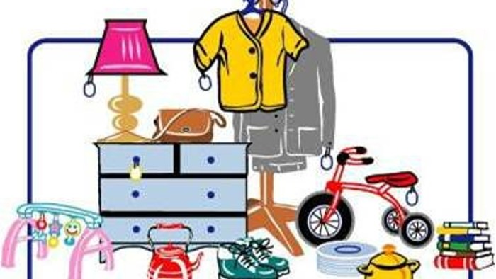 Billedet viser en samling af forskellige genstande som tøj, lampen, cykel, sko og legetøj.