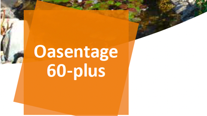 Ein oranges Schild, das für „Oasentage 60-plus“ wirbt, mit einem unscharfen Outdoor-Hintergrund.