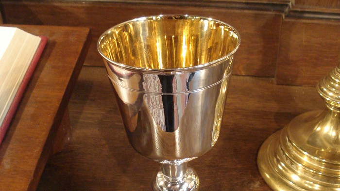 Silberner Kelch auf Holzoberfläche