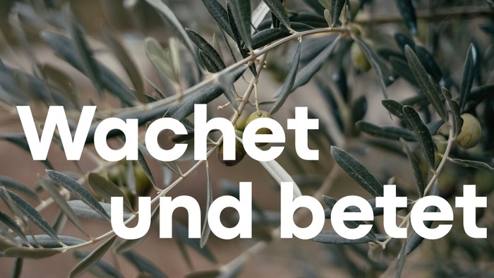 Olivenzweig mit dem deutschen Spruch *„Wachet und betet“* in weißer Schrift darübergelegt.