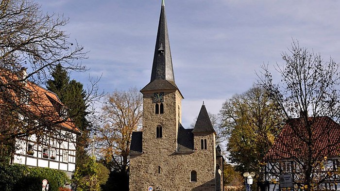 Das Bild zeigt die Dorfkirche in Wengern mit inmitten von Fachwerkhäusern.