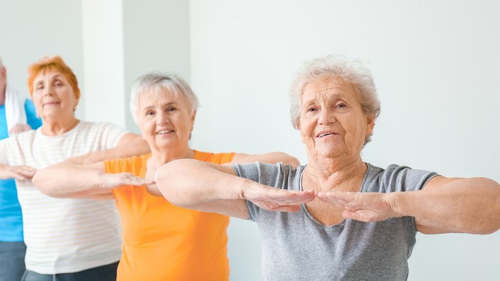 Drei ältere Frauen machen gemeinsam Sport