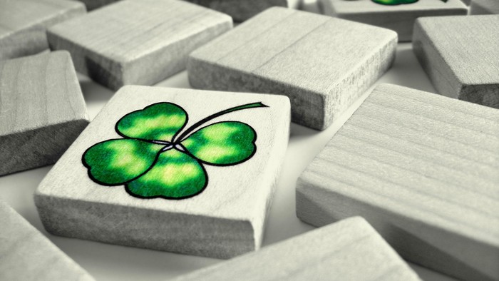 Weiße Holzblöcke mit grünen Kleeblättern