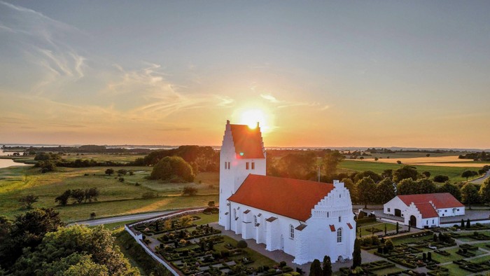 Dronebillede af kirken