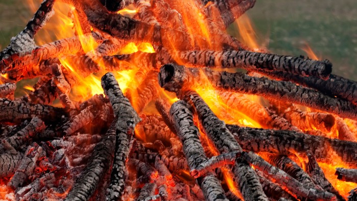 En stor bål med røg og flammer.