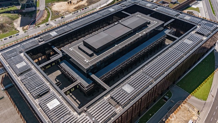 Stor industribygning med fladt tag og flere indgange.