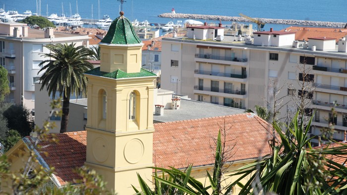 En lille kirke med klokketårn i en by ved kysten