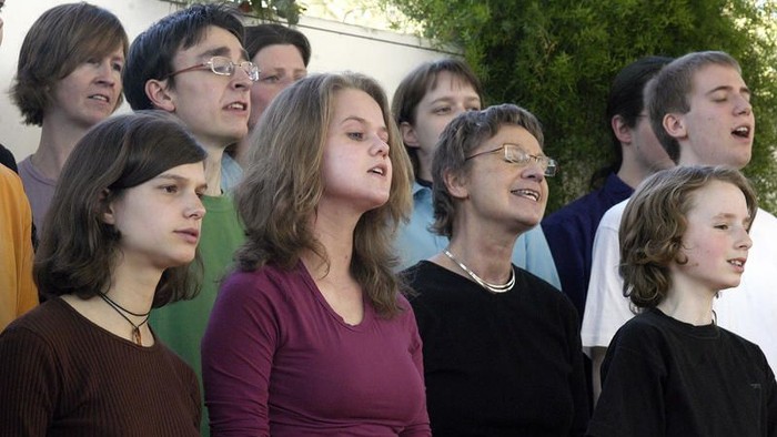 Gruppe von Menschen, die im Freien singen