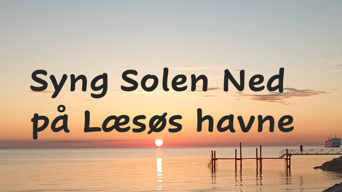 En romantisk solnedgang over havet med en lille brygge og en båd i baggrunden