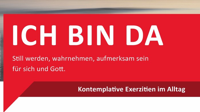 Werbeplakat zur Förderung von Achtsamkeit mit dem Spruch *„Ich bin hier“* und täglichen kontemplativen Übungen.