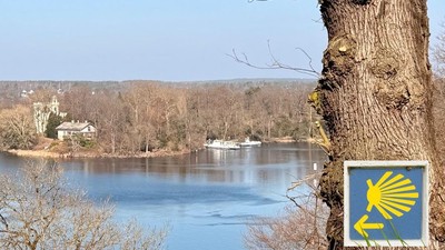 Blick auf die Pfaueninsel, im Vordergrund das Pilger-Muschel-Symbol