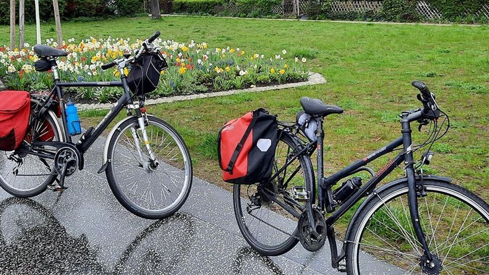 Foto von zwei Fahrrädern mit Gepäcktaschen