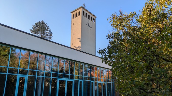 Foto von der Rückseite der Weihnachtskirche in Haselhorst
