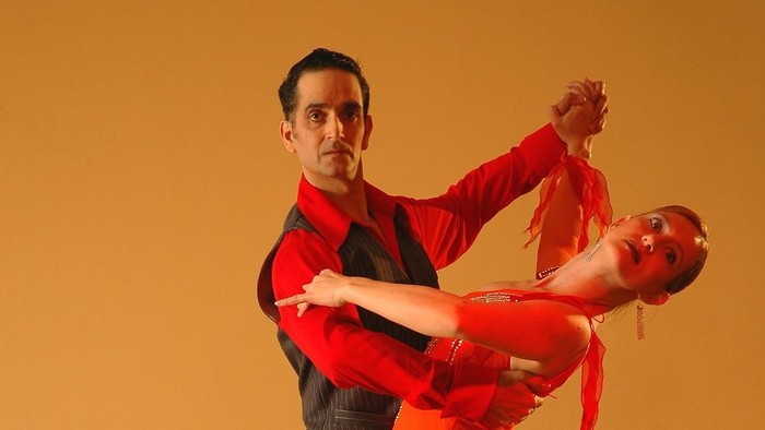 Ein Paar tanzt Tango.