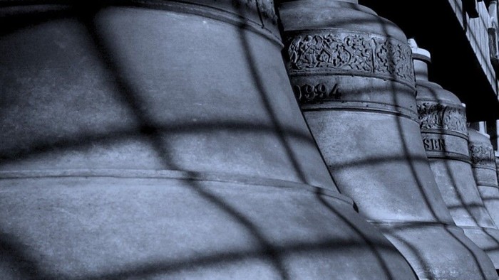 Indviklede stenstøtter med detaljerede udskæringer og daterede inskriptioner i monokrom.