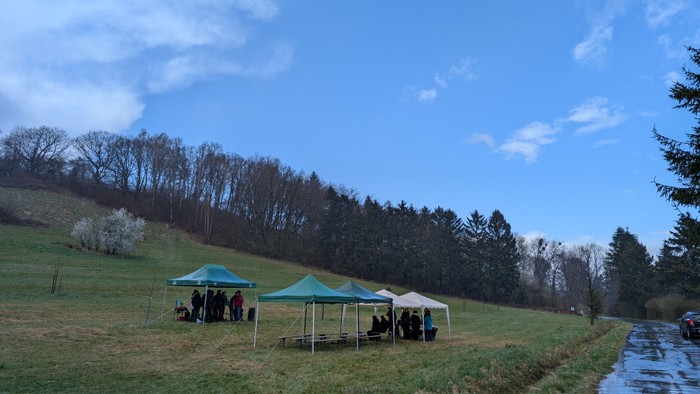 Das Foto zeigt Pavillions auf der Streuobstwiese beim Gottesdienst im letzten Jahr