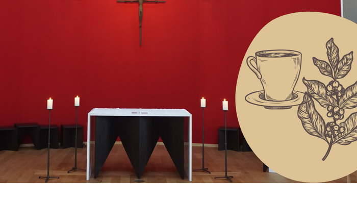 Kirchliche Szene mit Kreuz und Kerzen, daneben Kaffeetasse und Kaffeebohnen
