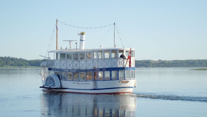 Billede af Svanen, der sejler på Mariagerfjord