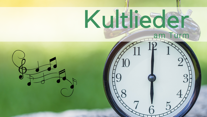 Titel Kultlieder, alter Wecker, der auf 6.00 Uhr steht, Noten, Hintergrund grün