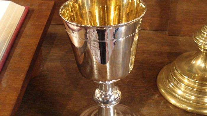 Silberner Kelch auf Holzoberfläche