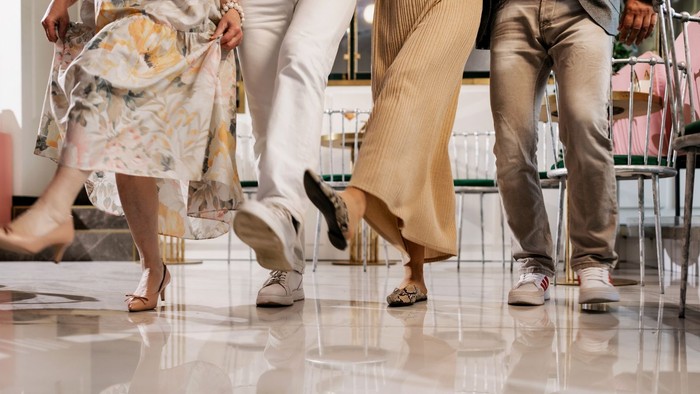 Beine von tanzenden Menschen nebeneinander