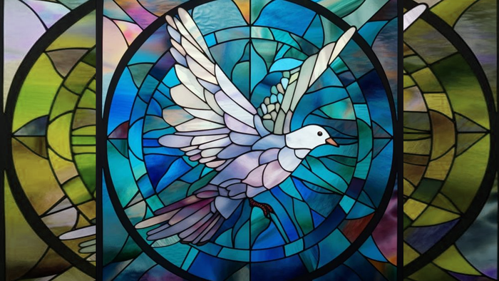 Buntglasfenster mit einer weißen Taube in lebendigen, wirbelnden Blau- und Grüntönen.