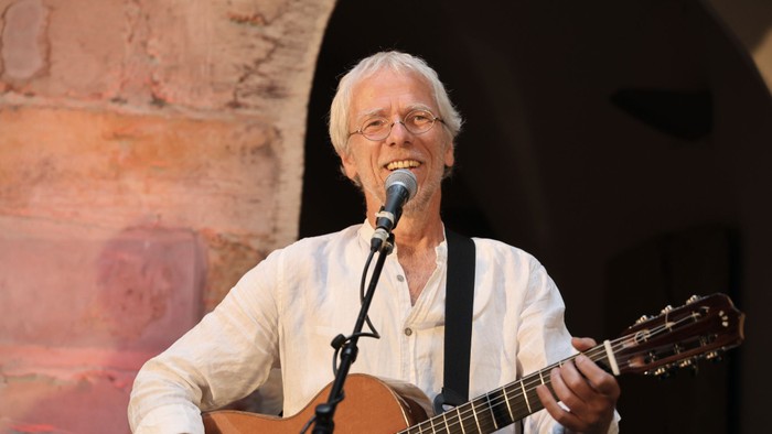 Mann, der Gitarre spielt und singt.