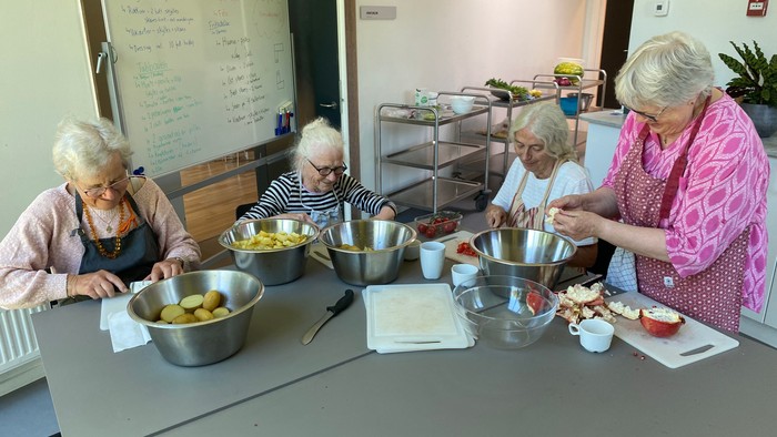 Ældre kvinder laver mad