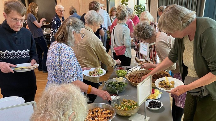 Mennesker henter mad ved buffet