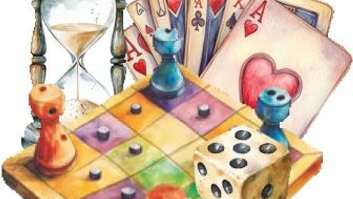 Verspielte Szene mit Dame, Würfeln, Spielkarten und Sanduhr mit lustigen Figürchen.