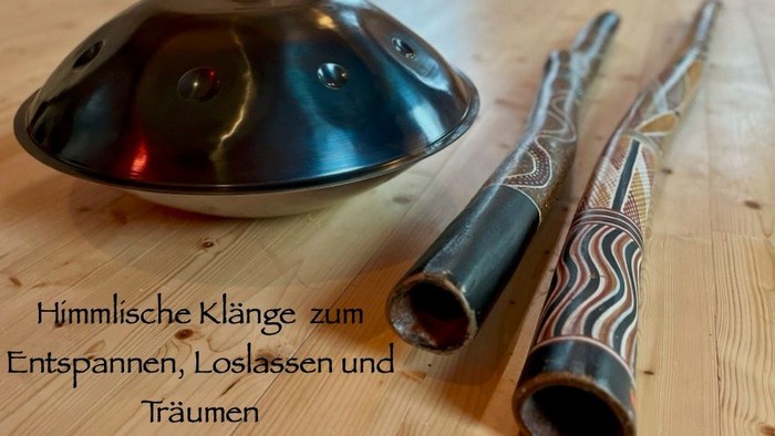 Handpan-Trommel und Didgeridoo auf Holzfußboden