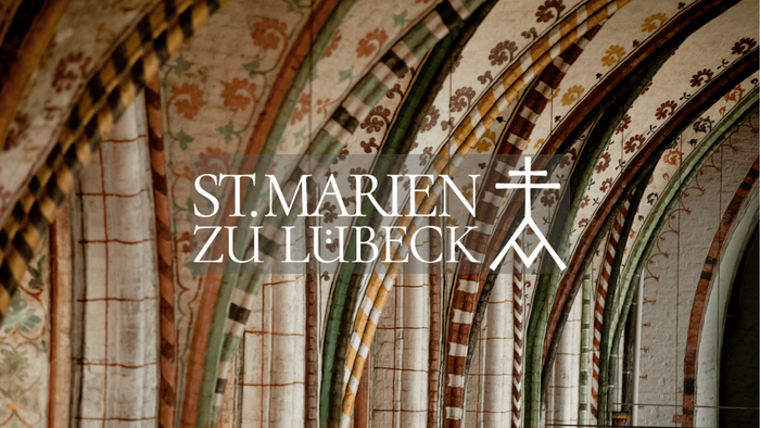 St. Marien zu Lübeck: Historische Kirchenarchitektur mit filigranen Details und farbenfrohen Mustern