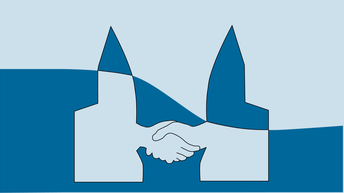 Zwei Hände reichen sich über Wasser aus