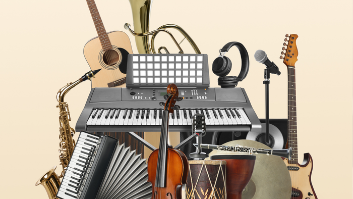 Eine vielfältige Sammlung musikalischer Instrumente, kreativ auf einem hellen Hintergrund arrangiert.