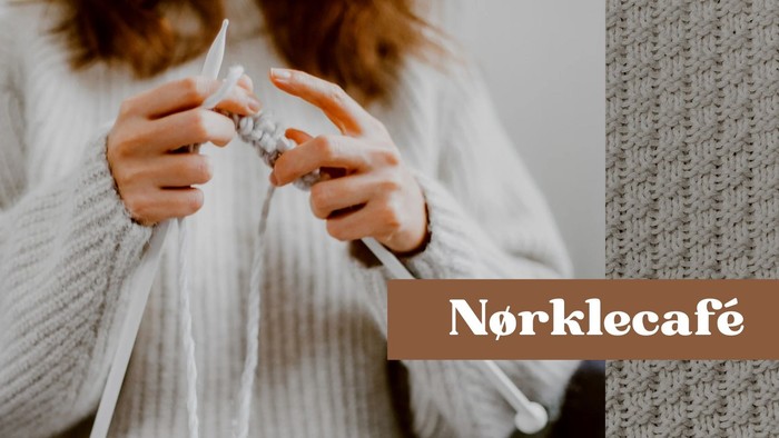 En person holder en tæppeklokke og en kaffekop.