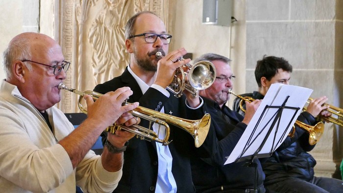 Der Posaunenchor Oberkaufungen spielt bei einem Gottesdienst in der Stiftskirche Kaufungen. Zu sehen sind die Trompeten.