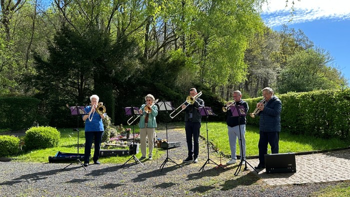 Posaunenchor Hüsten spielt auf dem Friedhof in Holzen