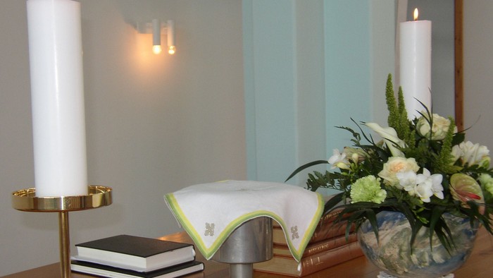 Toaleter med lysede lygter og blomsterarrangement