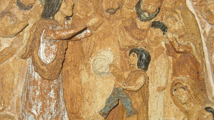 En relief af en gruppe af figurer, muligvis fra en religiøs eller historisk scene