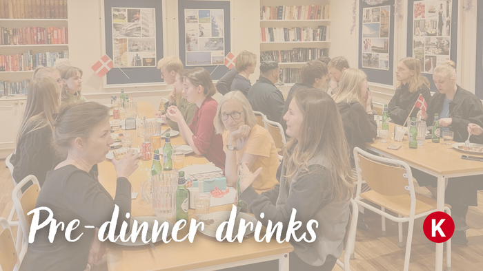 En gruppe af venner gennyder forædelsesdrikke i en biblioteksafdeling