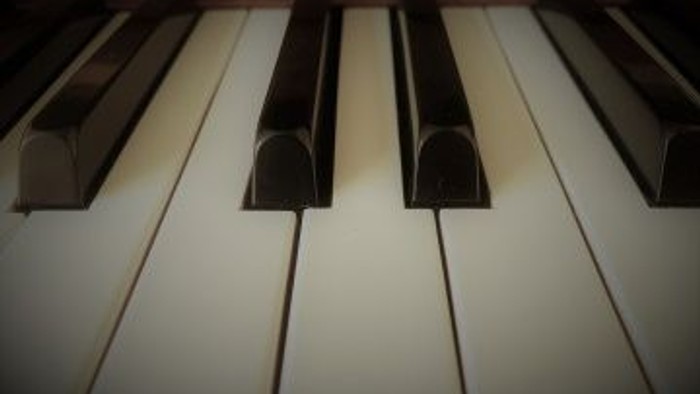 Die Tasten eines Klaviers im Fokus