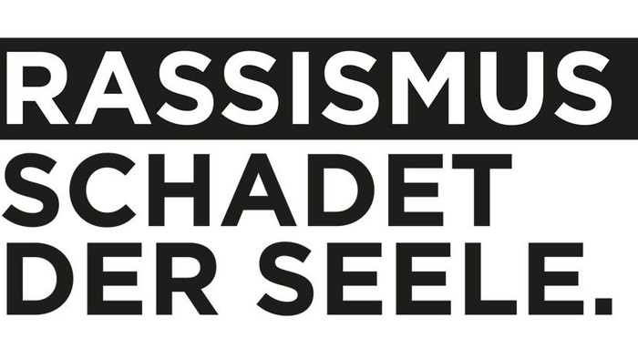 Schwarz-weißer Text mit der Aufschrift „Rassismus schadet der Seele“, was bedeutet, dass Rassismus der Seele schadet.