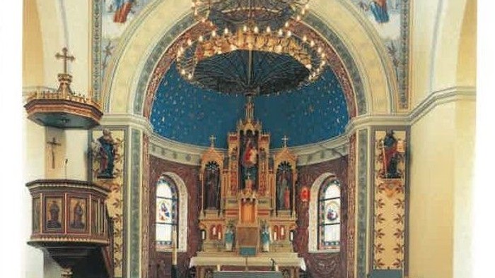 Innenraum einer Kirche mit Altar und Kirchenbänken