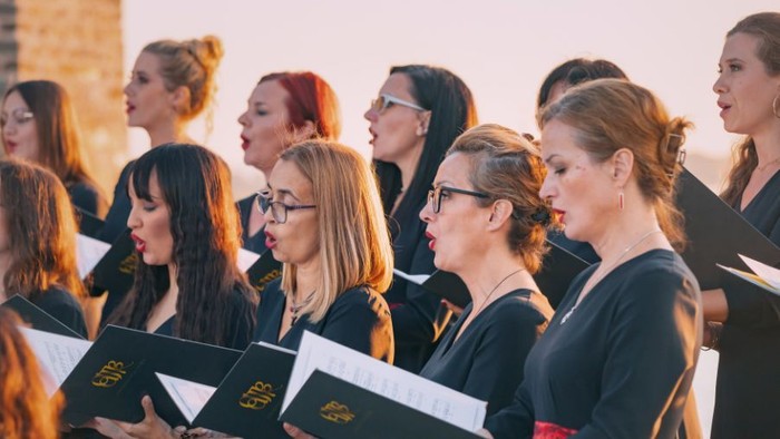 Eine Gruppe frauen singt im Chor