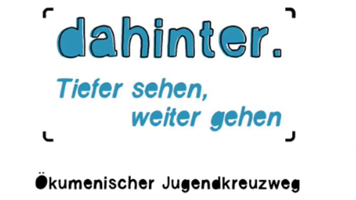 Das Bild zeigt einen grafisch gestalteten Ausschnitt eines Plakats. Im oberen Bereich steht in großer, blauer Schrift das Wort „dahinter.“ Darunter folgt in hellerer Schrift der Slogan „Tiefer sehen, weiter gehen“. Am unteren Rand ist der Text „Ökumenisc