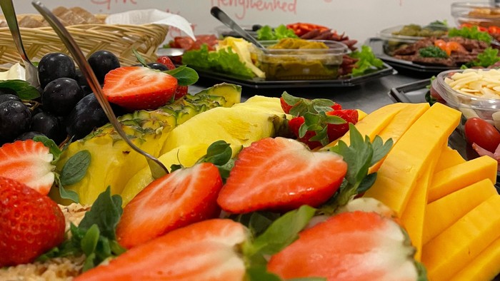 Bord med frugt og skilt med ord og billeder