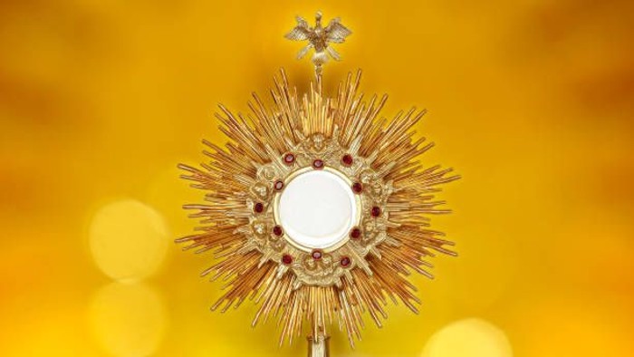 Goldener Kelch mit Strahlen und Kreuz, vermutlich für religiöse Zeremonien.
