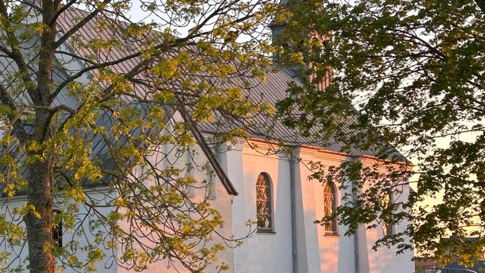 Kristrup Kirke i aftensol